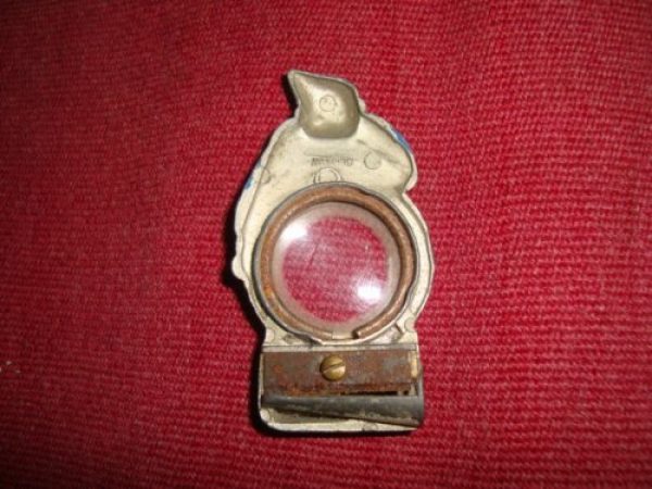 Antiguo Sacapuntas con lupa