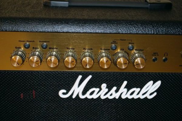 amplificador "MARSHALL MG"