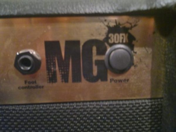 amplificador "MARSHALL MG"