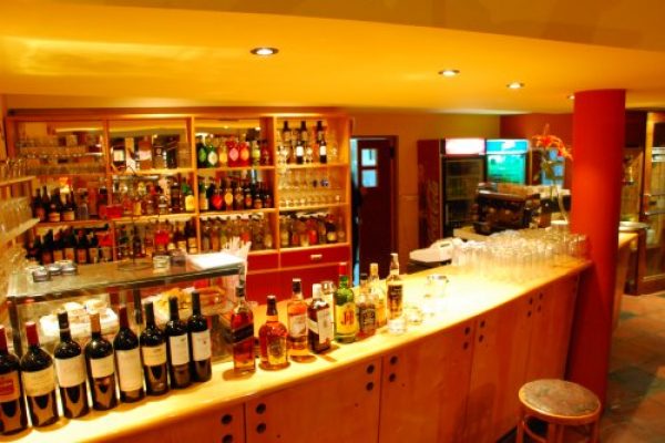 MUEBLES Y EQUIPAMIENTO DE BAR