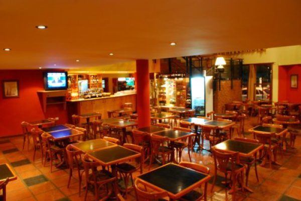 MUEBLES Y EQUIPAMIENTO DE BAR