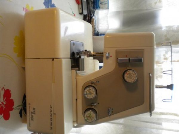 Maquina overlock"Janome".Impecable.