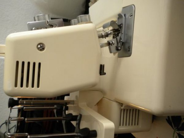 Maquina overlock"Janome".Impecable.