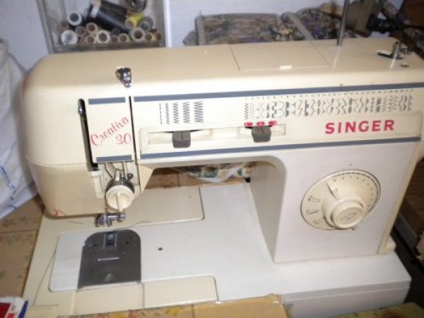 Maquina de coser"Singer".Hace todo.