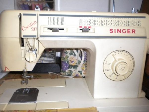Maquina de coser"Singer".Hace todo.