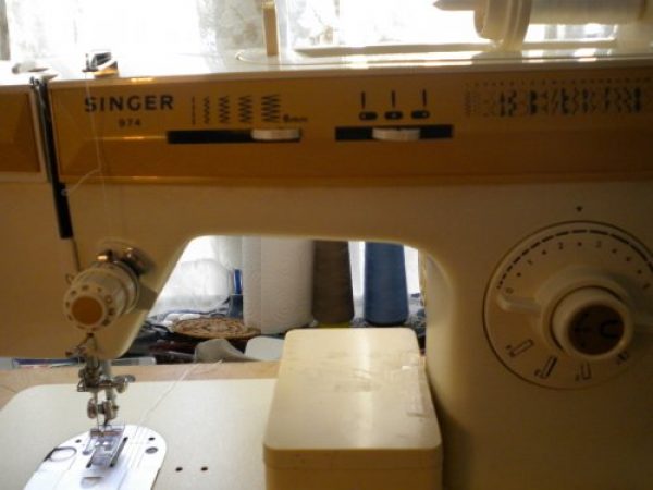 Maquina de coser"Singer".Mod:974.
