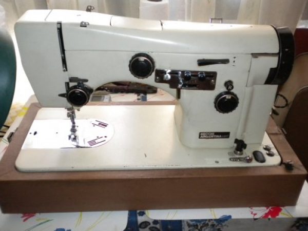Maquina de coser Necchi Lycia III.