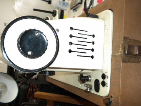 Maquina de coser Necchi Lycia III.