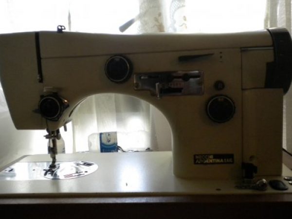 Maquina de coser Necchi Lycia III.