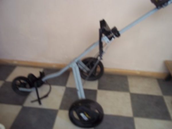 CARRO DE GOLF DE TRES RUEDAS BRINKO