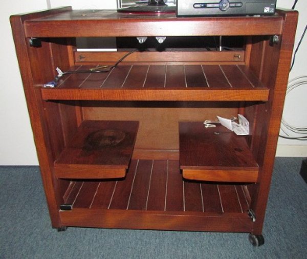 MUEBLE PARA TV DE ALGARROBO