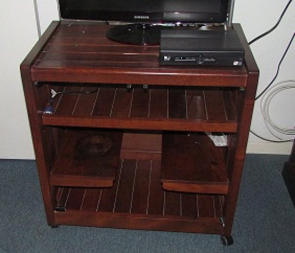 MUEBLE PARA TV DE ALGARROBO