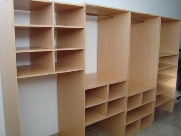 VESTIDOR O INTERIOR DE PLACARD.