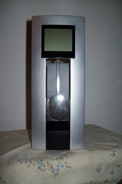 RELOJ DIGITAL DE MESA CON P&Eacute;NDULO