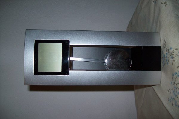 RELOJ DIGITAL DE MESA CON P&Eacute;NDULO