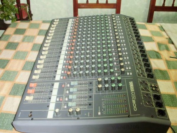 CONSOLA  YAMAHA MX 200  16 CANALES JOYA 