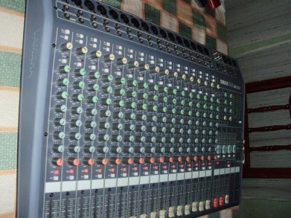 CONSOLA  YAMAHA MX 200  16 CANALES JOYA 