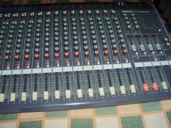 CONSOLA  YAMAHA MX 200  16 CANALES JOYA 