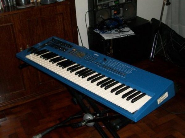SINTETIZADOR  YAMAHA CS1X  " UNA NAVE"