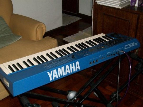 SINTETIZADOR  YAMAHA CS1X  " UNA NAVE"