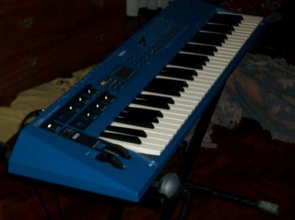 SINTETIZADOR  YAMAHA CS1X  " UNA NAVE"