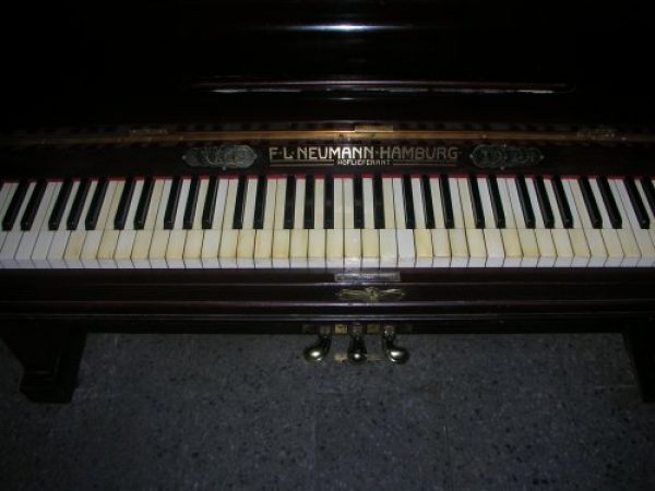 Piano "F. L. Neumann",  Aleman