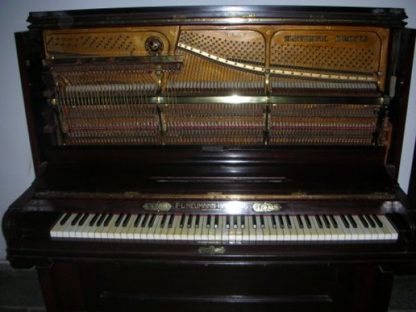 Piano "F. L. Neumann",  Aleman