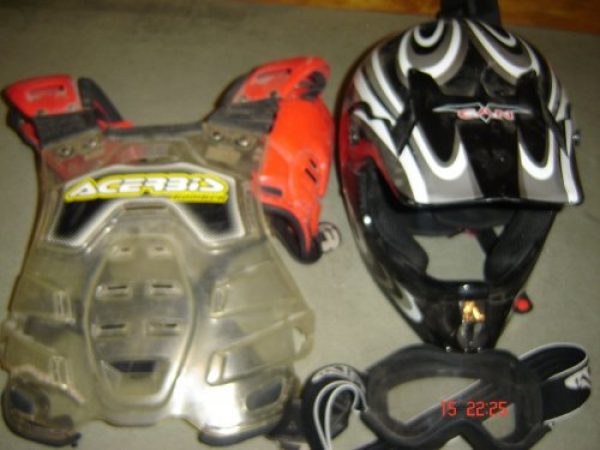 cascos con antiparra y pechera acerbis