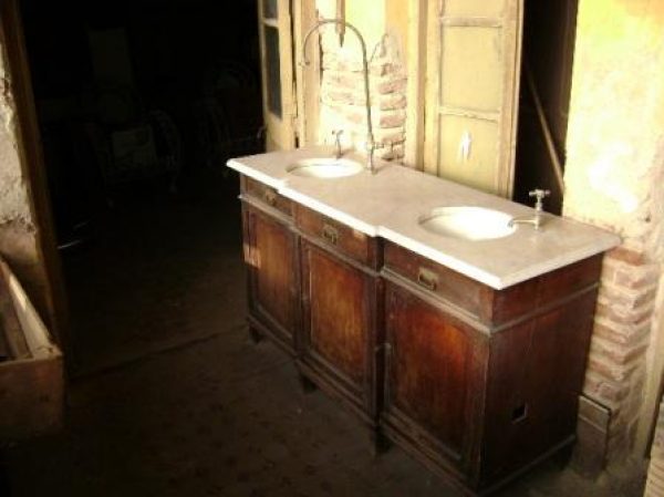 Importante mueble antiguo para ba&ntilde;o