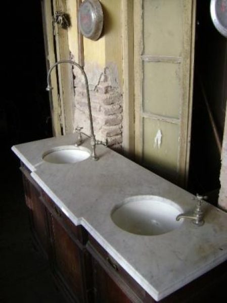 Importante mueble antiguo para ba&ntilde;o