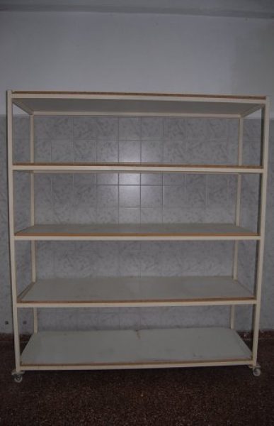 Rack con estantes de madera y rueditas