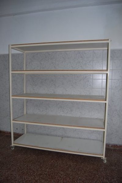Rack con estantes de madera y rueditas