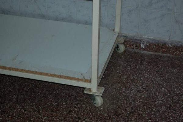 Rack con estantes de madera y rueditas