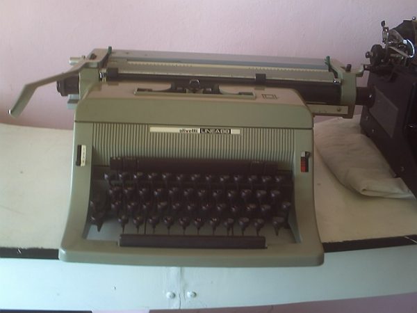  VENDO maquina de escribir olivetti