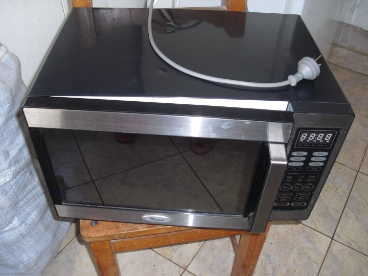 VENDO HORNO MICROONDAS WHIRLPOOL WMG26 en Tandil - Región 20