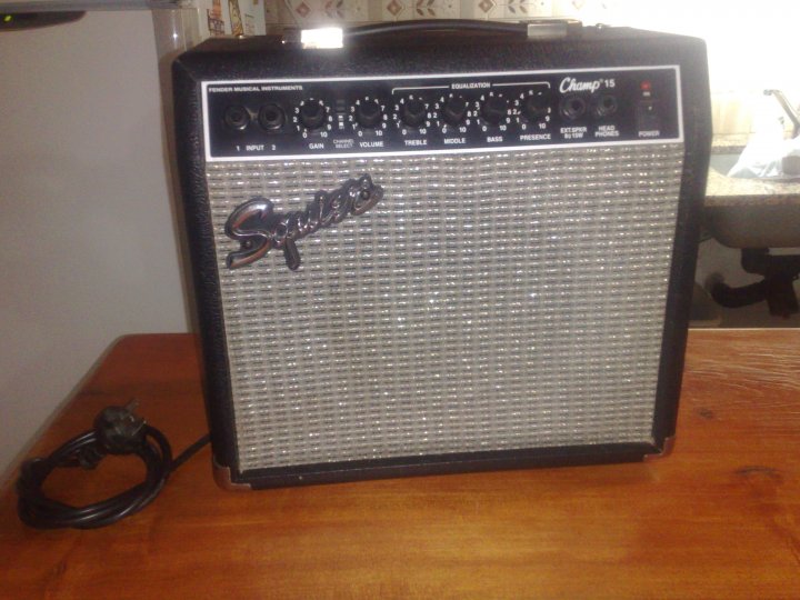 AMPLIFICADOR DE GUITARRA SQUIER SP-10 – Gold Music Center