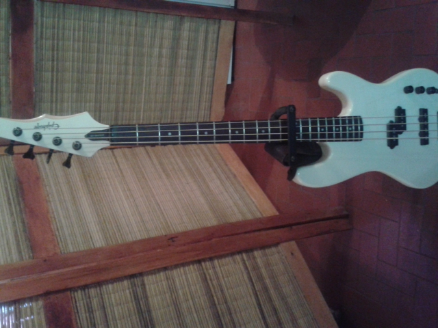Bajo Epiphone power bass 2 + mics EMG en Tandil - Región 20