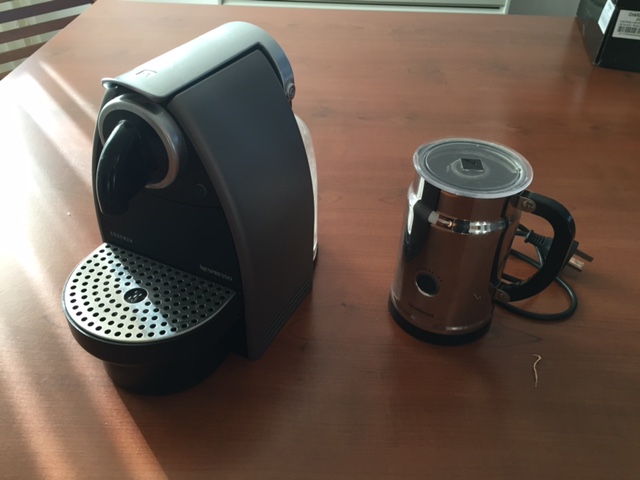 CAFETERA NESPRESSO ESSENZA + LECHERA en Tandil - Región 20