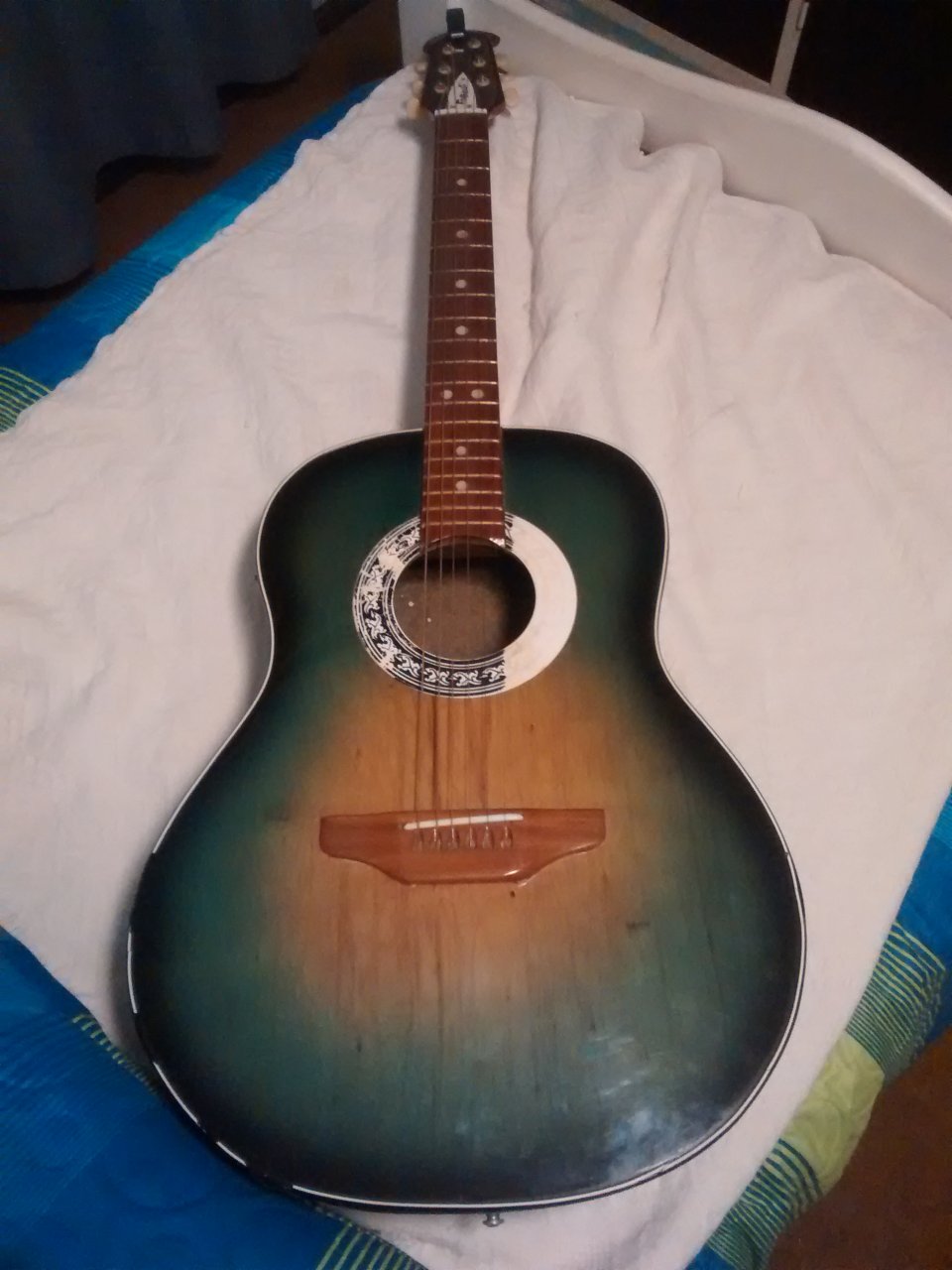 GUITARRA TIPO OVATION FOLKAST en Tandil - Región 20