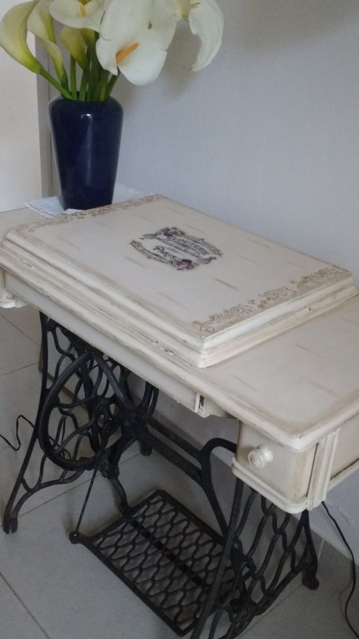 Maquina de coser antigua reciclada en Necochea - Región 20