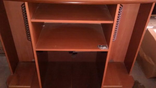 MESA TV GIRATORIA DE MADERA COLOR HAYA - Tandil