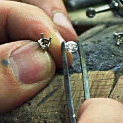 Arreglos, diseños y confección de joyas.