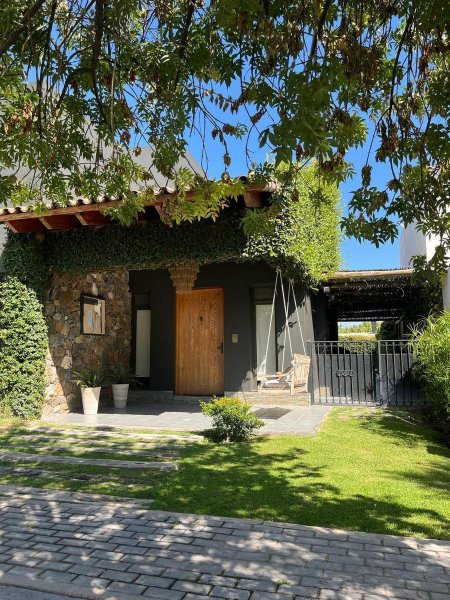 Casa en venta | 7 ambientes | Luzuriaga