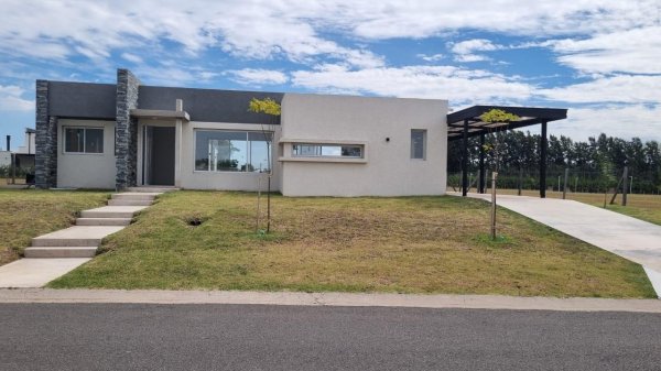 Casa en venta | 5 ambientes | Barrio Monet | Campana