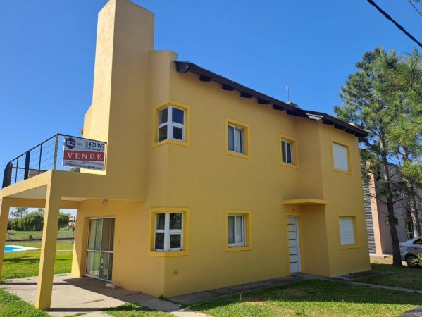 Casa en venta | 8 ambientes | Solares del Carcara&ntilde;a | Oliveros
