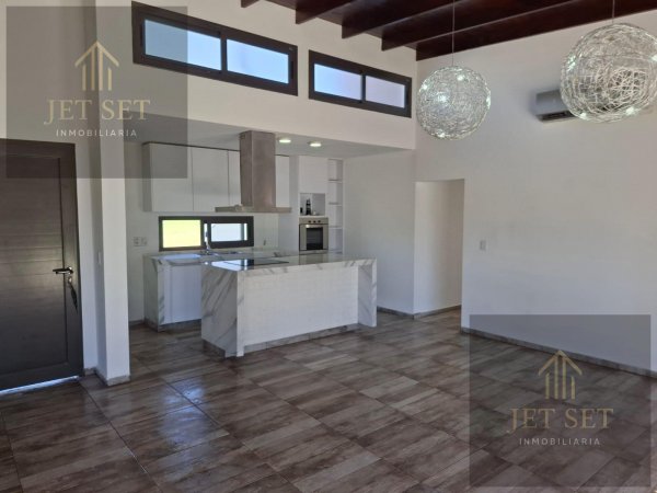 Casa en alquiler | 4 ambientes | Valle del Golf | Malagueno