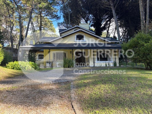 Casa en venta | 4 ambientes | Caril&oacute;