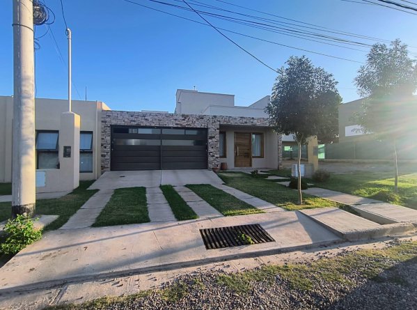 Casa en venta | 5 ambientes | Luzuriaga