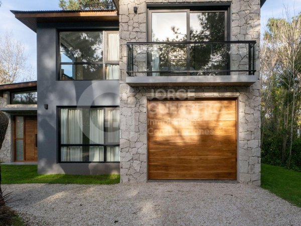 Casa en alquiler | 7 ambientes | Caril&oacute;