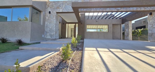 Casa en alquiler | 8 ambientes | Chacras De Coria | Lujan De Cuyo